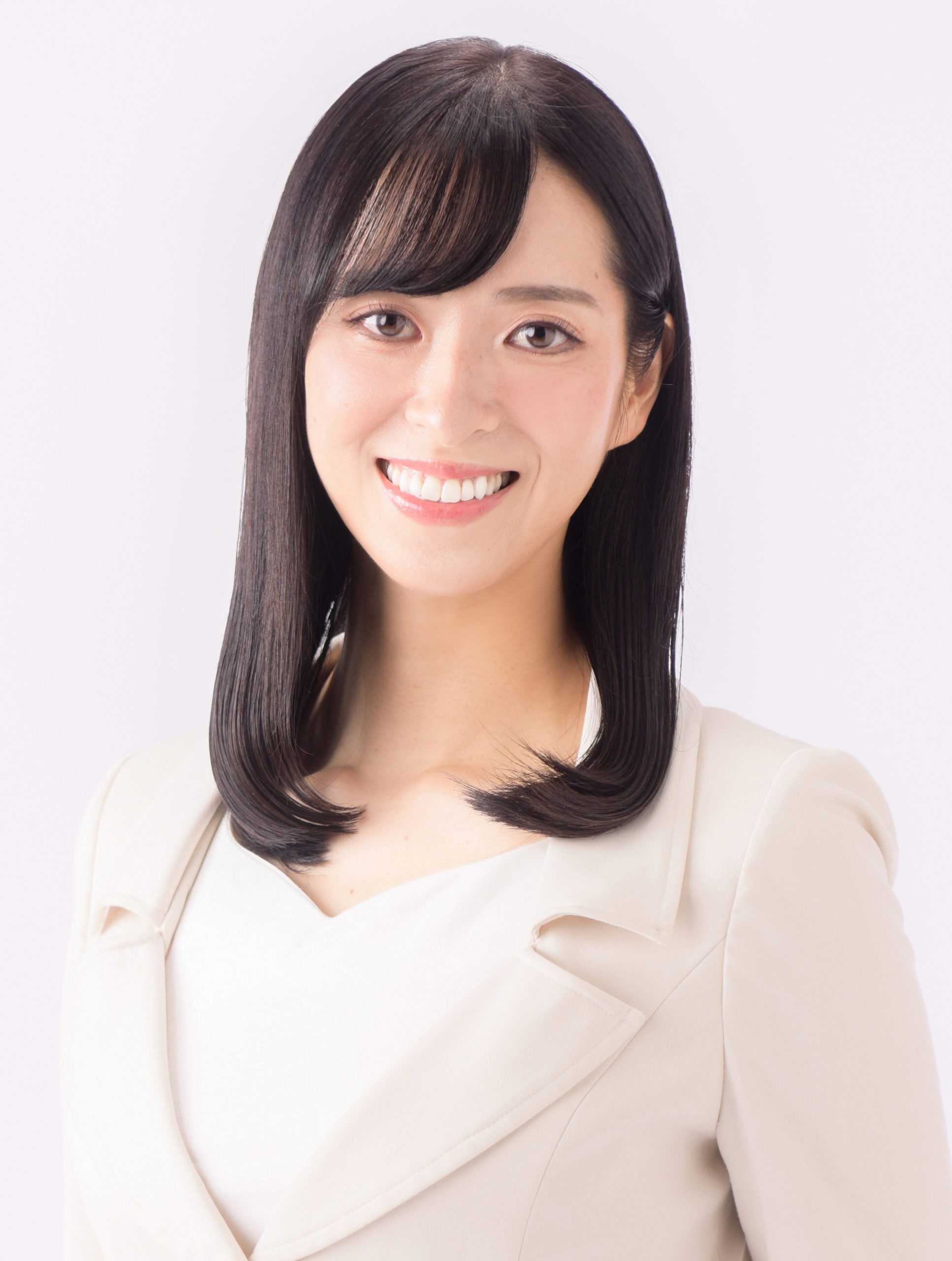 も森本真由_スーツ上半身-scaled.jpg